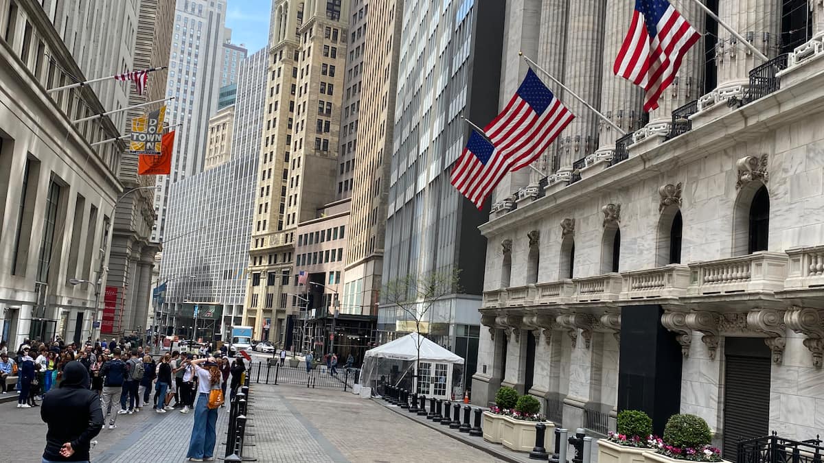 SMI sube gracias al alivio de la Fed; la decisión de UBS se retrasa y Rieter cae tras la rebaja de su crédito
