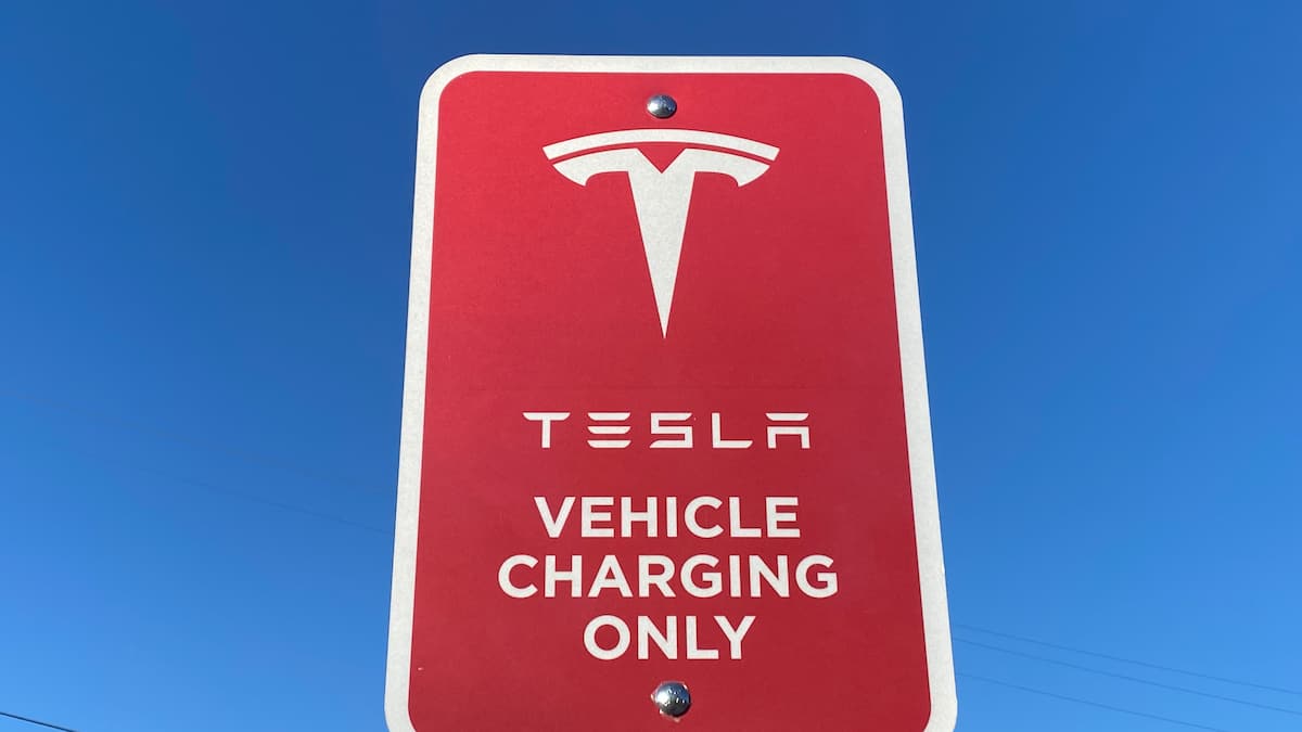 Börsen-Ticker: SMI vor Handelsstart leicht negativ - Aktien von UBS und Barry Callebaut im Fokus - Tesla erklimmt neues Rekordhoch - Bitcoin-Kurs stabilisiert sich