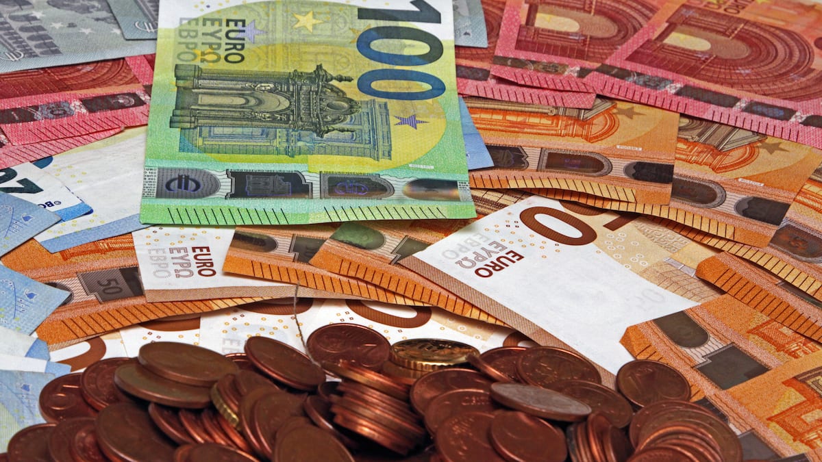 EZB: Bezahlen mit Bargeld beim Einkauf nimmt ab