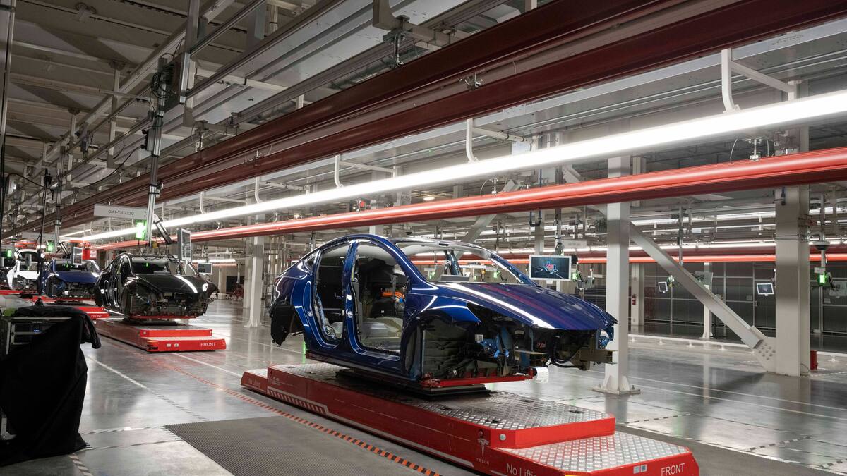 Börsen-Ticker: US-Anleger halten sich vor Konjunkturdaten zurück - Tesla sackt ab