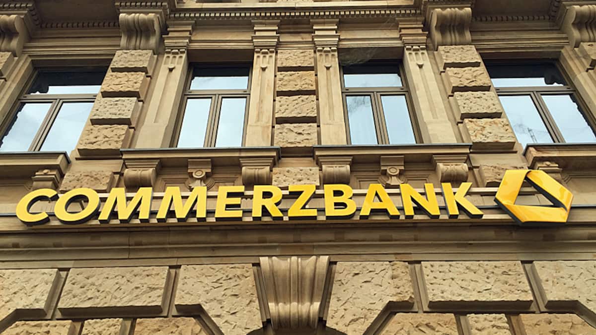 UniCredit nadaljevala z večanjem deleža v Commerzbank kljub kritikam