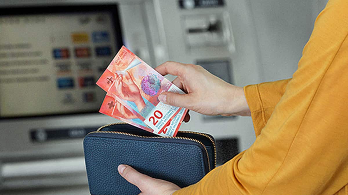 Švicarske banke zmanjšujejo storitve z gotovino na bančnih okencih