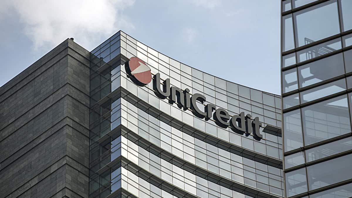 UniCredit zvišal napovedi dobička, se osredotoča na Commerzbank