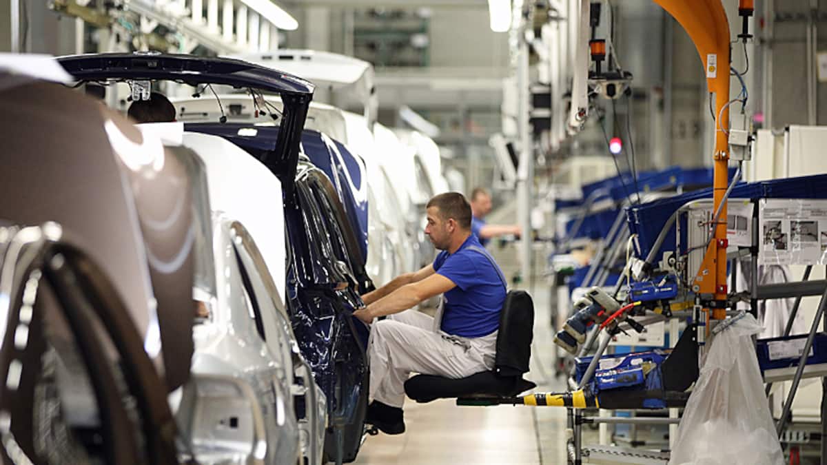 VW workers criticize management’s ‘disastrous’ communication amid cost cuts
