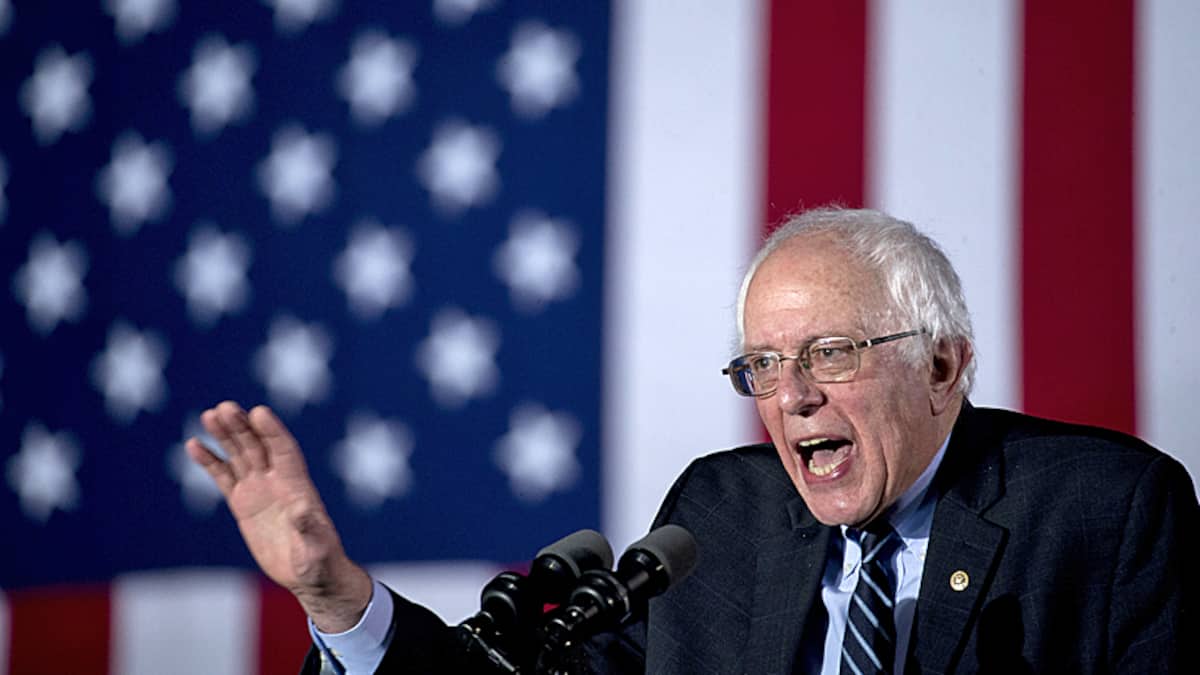 Sanders and Bannon Form Unlikely Alliance to Push AI Regulation