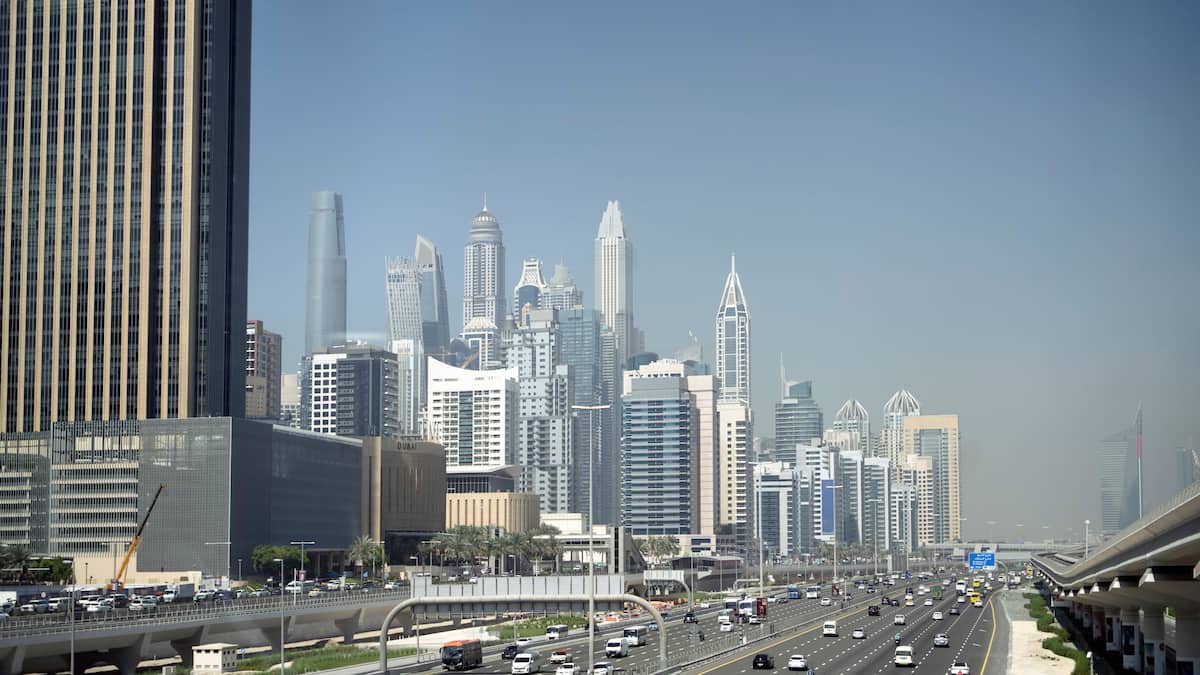 Dubai meldet Schäden und Verletzte bei Drohnenabwehr - Feuer am Luxushotel Burj al Arab