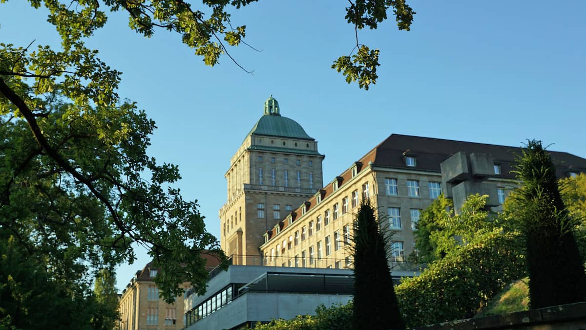 Nobelova nagrajenca Banerjee in Duflo gradita nov center na Univerzi v Zürichu