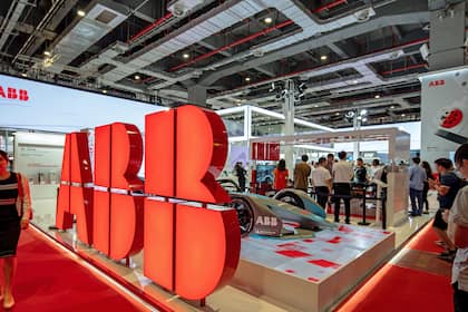 Börsen-Ticker: SMI schliesst knapp unter Tageshoch - ABB, Swisscom und Sika top - Amrize auf Allzeittief - Nestlé, Richemont und Alcon ebenfalls im Minus Stand von ABB an der "China International Industry Fair" in Shanghai im September 2019.