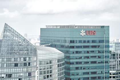 LGT sieht Bankaktien an einem Wendepunkt UBS-Schriftzug an einem Gebäude in Singapur.