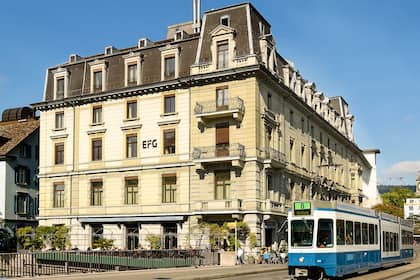 Verwaltungsrat einer Schweizer Bank lacht sich Aktien an Die Zürcher Zentrale der EFG Bank im Zentrum der Stadt.