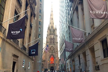 Börsen-Ticker: Erholungsversuch an US-Börsen gescheitert - Titel der «Magnificent Seven» unter Druck - Goldminen-Aktien gefragt - SMI schliesst erstmals über 13'600 Punkten - Lonza an der Spitze Ausschnitt der Wall Street und der sich in unmittelbarer Nähe befindlichen Trinity Church in New York.