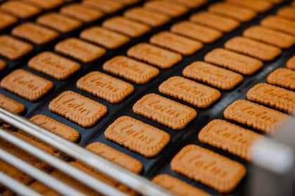 Jeder isst sie - wenige investieren: Belgischer Dividendenaristokrat ist ein Blick wert Die belgischen Lotuskekse in der Produktion.