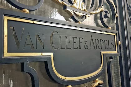Richemont-Aktie vor Allzeithoch: US-Bank setzt höchstes Kursziel Schriftzug der Schmuckmarke von Van Cleef and Arpels in Paris - Die Marke gehört Richemont.