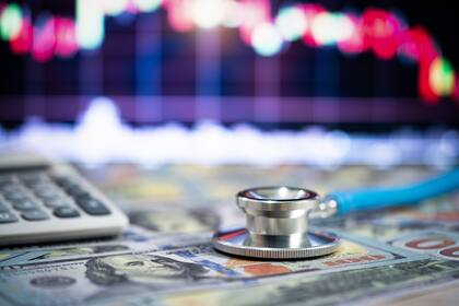 Diese Aktien aus dem Gesundheitssektor versprechen Effizienz und Produktivität Stethoscope and money,Financial analysis, auditing or accounting - calculator calculators and dollar banknotes