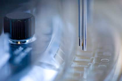 Aktie der Woche: Gleich drei positive Nachrichten schieben die Titel von Basler Pharmakonzern an Ein Analysegerät des Pharmakonzerns Roche (2025).