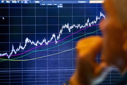 Börsen-Urgestein sieht Marktungleichgewichte und Verzerrungen wie nie zuvor in seiner 40-jährigen Karriere Ein Händler an der New York Stock Exchange (NYSE) vor einer Kurstafel.