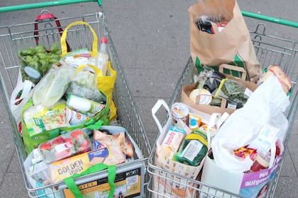 Lädeli-Klassiker Usego steht vor dem Comeback Gefüllte Einkaufswagen im Detailhandel.