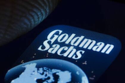 Nach US-Rettungspaket: Ist der März-Zinsschritt vom Tisch? Das Logo der US Bank Goldman Sachs wird auf einem Smartphone angezeigt.