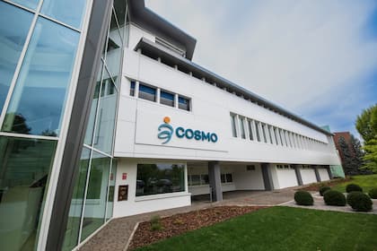 Cosmo-Aktie legt nach Haarwuchsmittel-Erfolg weiter kräftig zu Firmengebäude von Cosmo Pharmaceuticals.