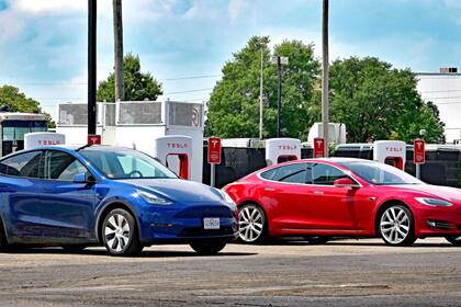 Von Tesla geprägt: Elektrische Türgriffe werden auch bei anderen Marken zum Risiko Zwei Tesla-Fahrzeuge an einer Ladestation im US-Staat Kansas.