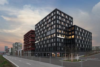 Invest: Schweizer Dividenden-Aktie bremst Sinkflug Der Mobilezone-Hauptsitz in Rotkreuz.