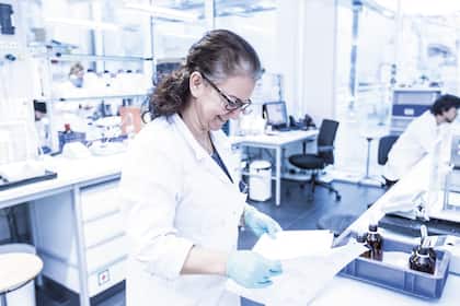 Diese Schweizer Aktien bieten das höchste und niedrigste Kurspotenzial fürs neue Jahr 2026 Eine Mitarbeiterin von Siegfried in einem Labor in Zofingen.