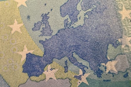 Diese Aktien hat ein Europa-Top-Fonds im Iran-Krieg günstig einkauft Europa auf einer 20-Euro-Banknote.
