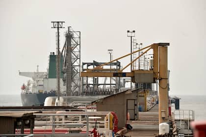 Goldman Sachs warnt: Iran-Krieg lässt globale Öl-Reserven in Rekordtempo schrumpfen Ein Erdöl-Verlade-Terminal auf der iranischen Insel Kharg.