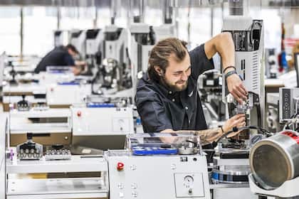 Aktie dieses Schweizer Kabelherstellers setzt Kursrallye nach schwächerer Eröffnung fort Ein Komax-Mitarbeiter bei der Arbeit.