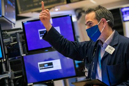 Bei Aktien nach dem finalen US-Zinsschritt aufspringen? Händler mit Schutzmaske auf dem Börsenparkett der New Yorker Stock Exchange.