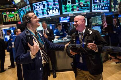 Aktien: Starke zweite Jahreshälfte zu erwarten? NEW YORK, NY - MARCH 30: Traders work on the floor of the New York Stock Exchange during the afternoon of March 30, 2015 in New York City. The Dow Jones Industrial Average rose sharply this morning, eventually closing out over 260 points higher. (Photo by Andrew Burton/Getty Images)