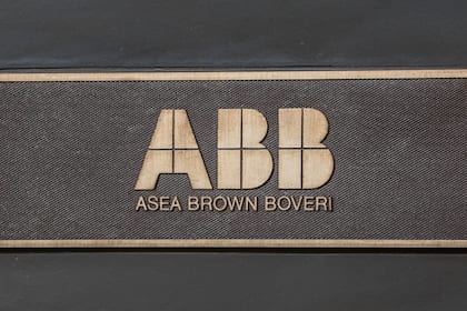 Börsen-Ticker: SMI schliesst im Plus - ABB, Holcim und Richemont an Tabellenspitze - Chip-Zulieferer und Cicor gefragt - Lebebsmittelhersteller Nestlé, Orior und Emmi unter Druck Das Logo des Schweizer Industriekonzerns ABB.