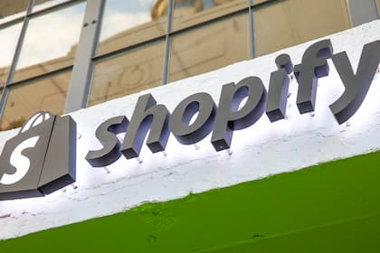 Nach 850 Prozent Kursplus in zehn Jahren: Diese Aktie erschliesst sich neues Milliardenpotenzial mit KI-Einnahmequellen Shopify ist ein kanadischer Anbieter von E-Commerce-Tools für Einzelhändler.