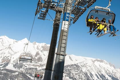 Bis 300 Franken für die Tageskarte: Wird Skifahren in der Schweiz ein Sport für die Reichen? Skifahrer in einem Skilift in Wildhaus im Toggenburg, Kanton St. Gallen.