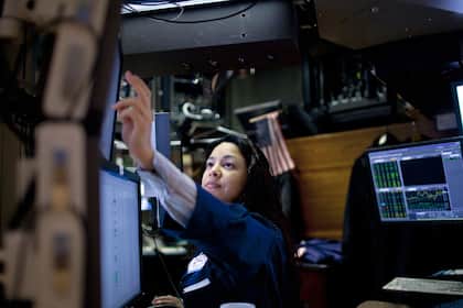 Live-Ticker Börse: SMI legt zu - Finanzwerte gefragt - Hoffnungen auf Kriegsende - Franken legt wieder zu Eine Händlerin prüft ihren Monitor auf dem Parkett der New York Stock Exchange.