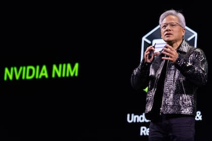 Wer profitiert, wenn sich die Tech-Giganten irren? Hier die möglichen Gewinner Nvidia CEO Jensen Huang bei einer Keynote-Rede in Las Vegas, USA (2025).