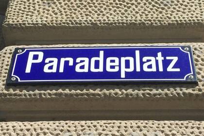 UBS setzt jetzt erst recht auf Bankaktien Schild am Zürcher Paradeplatz, dem symbolischen Schweizer Finanzzentrum.