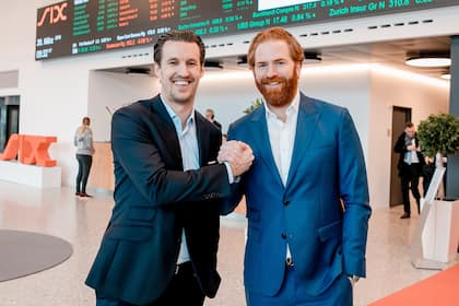 Aktienanalyst traut Schweizer «Penny-Stock» eine Kursverdoppelung zu Asmallworld-CEO Jan Luescher links mit Verwaltungsratpräsident Patrick Liotard-Vogt bei der Listung des Unternehmens an der Schweizer Börse.