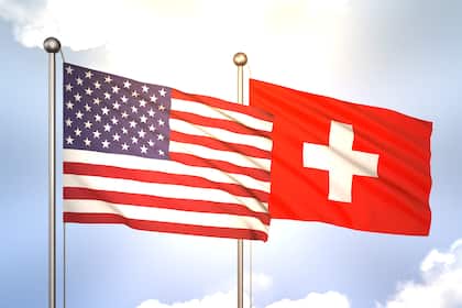 Märkte werden nach Trump-Zollhammer erneut getestet - SMI mit schlechtem Momentum Flaggen der USA und der Schweiz wehen im Wind (2023).