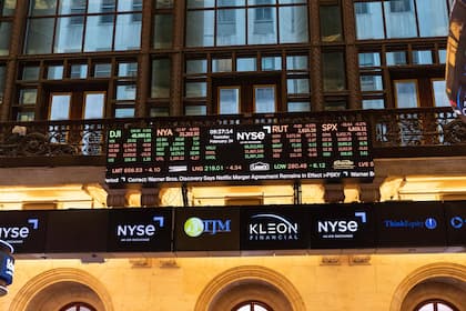 Börsen-Ticker: US-Märkte schliessen tiefer - Nvidia und Applied Materials fallen zurück - SMI geht mit Plus aus dem Handel - Schwergewichte stützen - Gewinnmitnahmen bei UBS und Richemont Blick auf eine Anzeigetafel der Börse in New York.