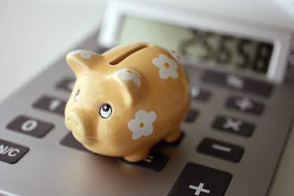 Finanzen plötzlich knapp: Experten warnen vor Fehler bei der Rentenplanung Sparschwein mit Taschenrechner.