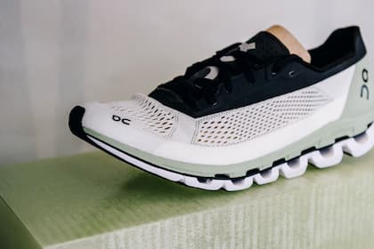 Martullo will Lex On mit juristischen Mitteln verhindern Charakteristisch für On-Schuhe sind die röhrenartigen Sohlensegmente.