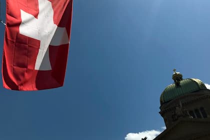 Pharma-Standort: Eine 10-Milliarden-Franken-Frage für die Schweiz Schweizer Fahne vis-à-vis des Bundeshauses in Bern.