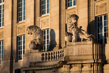 Historisches Muster gebrochen: Warum dividendenstarke Schweizer Versicherungsaktien diesen Januar einknicken Mit Löwenfiguren ausgerüstet: Der Hauptsitz der Swiss Re in Zürich.