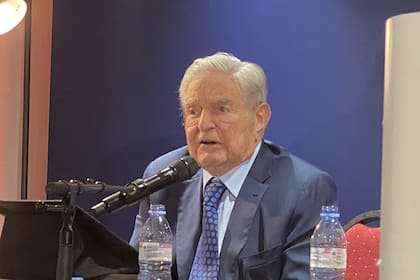 George Soros setzt noch mehr auf Chip-Aktien im Bereich Künstliche Intelligenz George Soros während einer Medienkonferenz am World Economic Forum in Davos.