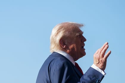 Warum Schweizer Gold für Donald Trump so wichtig ist US-Präsident Donald Trump vor dem Weissen Haus in Washington, D.C., USA (Juli 2025).