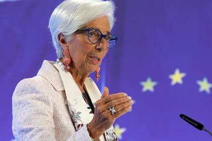 Senkt die EZB ihren Leitzins weniger als gedacht? Christine Lagarde, Präsidentin der Europäischen Zentralbank (EZB) an einer Pressekonferenz (2023).