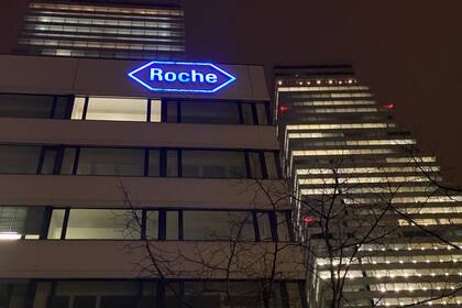 Sind defensive Aktien absurd tief bewertet? Konzernzentrale von Roche am Abend.