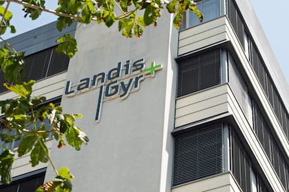 Schweizer Aktien: Liste mit neuen 12-Monats-Tiefstkursen wird länger Logo von Landis+Gyr an einem Bürogebäude.