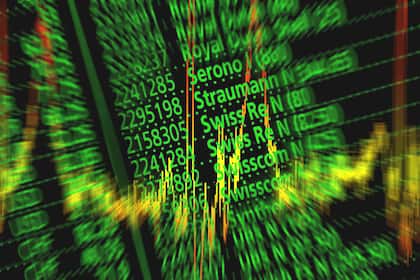 Was müssen Anlegerinnen und Anleger bei einer Kapitalerhöhung beachten? Börsenkurse auf einer Anzeigetafel.